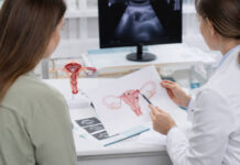 Lekarz tłumacząca wyniki badania na endometriozę pacjentce