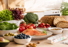 Produkty zalecane przy diecie przeciwzakrzepowej - warzywa, borówki, ryby