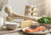 Kości, wskazanie osteoporozy i produkty bogate w wapń - łosoś, sery, nabiał, szpinak, jarmuż