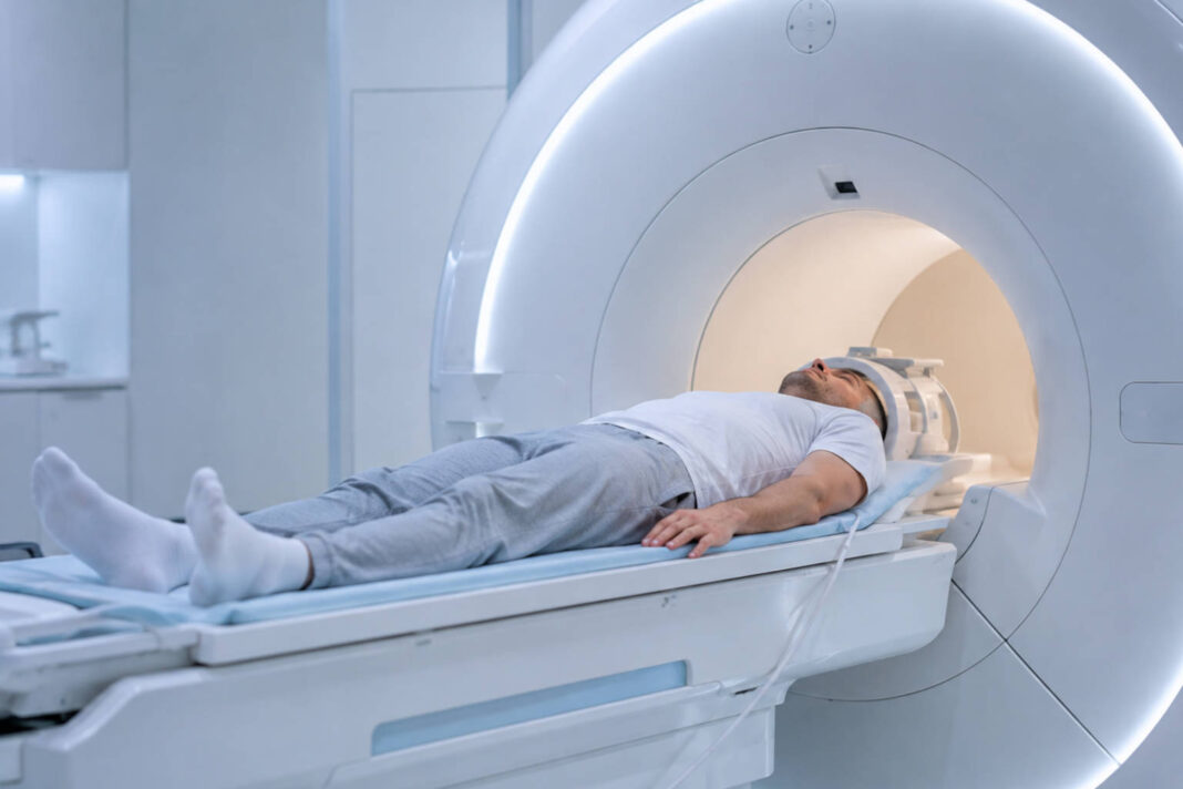 Mężczyzna podczas badania rezonansu magnetycznego kręgosłupa