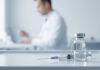 szczepionka na grypę ze strzykawką na stole laboratoryjnym