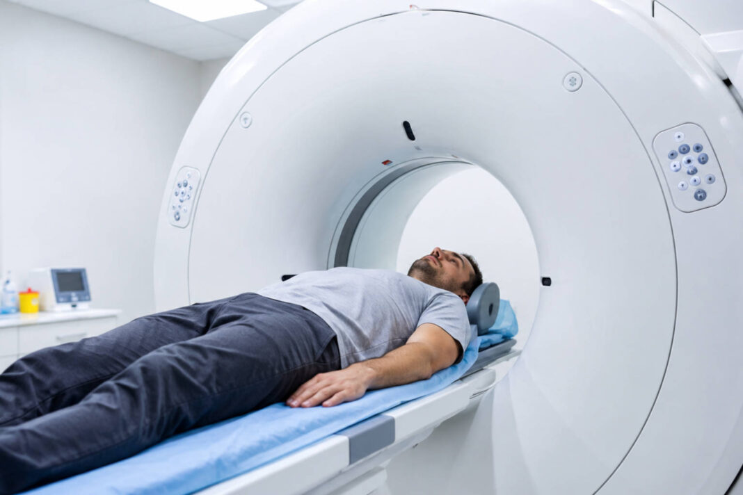 Mężczyzna podczas badania tomografii komputerowej głowy